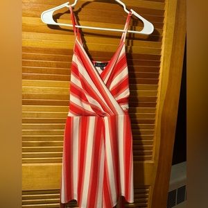 Striped rompers with adjustable spaghetti straps. V-neck. Belt.